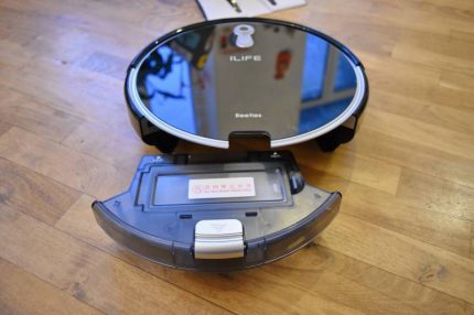 Tong sampah di dalam pembersih vakum robot