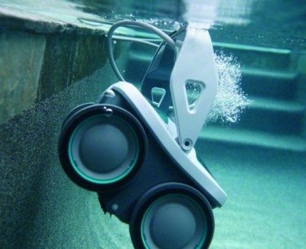 Onderzeeboot duiken naar de bodem van het zwembad Zwembadstofzuiger
