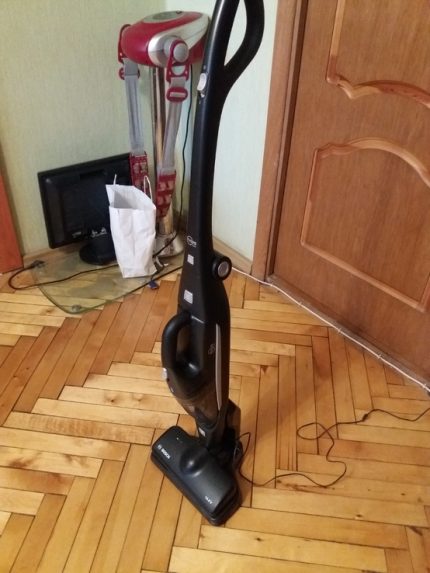 Pembersih Vakum Vertikal Berkumpul Model Manual Bosch BBHMOVE2N