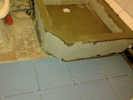 Tray ng lutong bahay sa sulok ng banyo Pallet frame