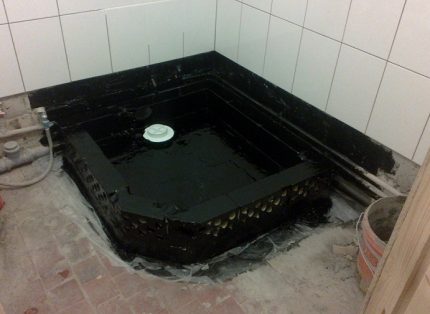 Ang pagsasagawa ng pangwakas na yugto ng waterproofing Hindi tinatablan ng tubig