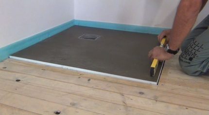 Mga konkretong screed at sahig ng sahig para sa shower Cabin na walang palyete