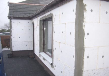 Isolation des murs extérieurs d'une maison privée avec de la mousse Polyfoam comme chauffage