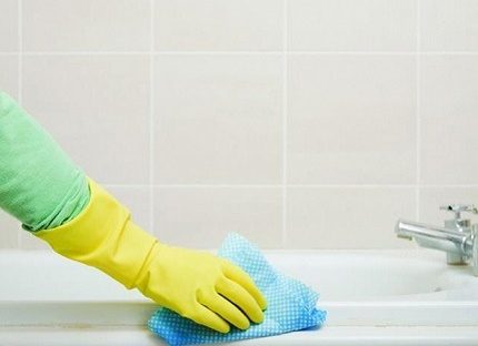 Het badoppervlak ontvetten Ontvetten van oppervlakken