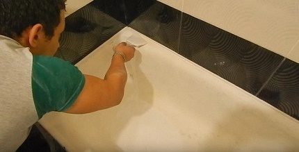Voor stopverf is het beter om een nylon spatel te gebruiken. Putty badkamer