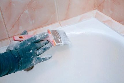 Aanbrengen van verf met een kwast Bad oppervlak schilderen