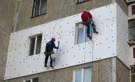 In high-rise buildings, external insulation should be performed by a specialist Insulation of walls outside