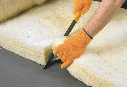 Glass wool can be easily cut into pieces of the right size. Glass wool as insulation