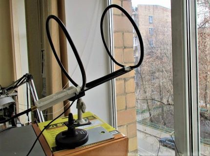 Homemade apartment in a high-rise apartment Homemade antenna from improvised materials