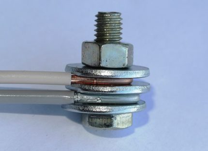 Copper and aluminum are bolted to nuts Bolted connection of different wires