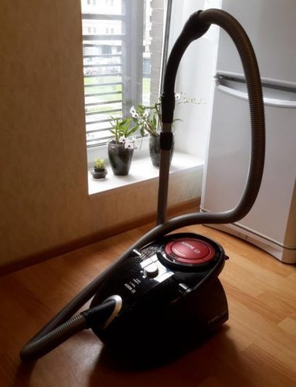 A pipe holder is provided on the housing. Vertical pipe parking