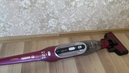 Ang hitsura ng vacuum cleaner BBH 216RB3 mula sa Bosch Bosch Vertical Instrument