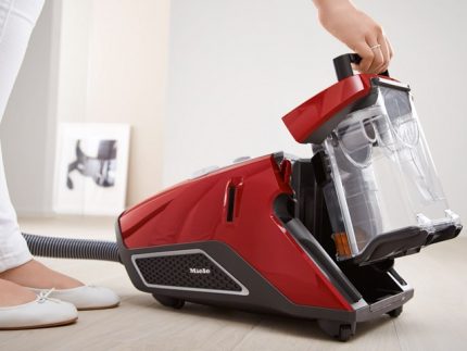 Natatanging magsuklay = vacuum cleaner Vacuum cleaner na pulang Miel