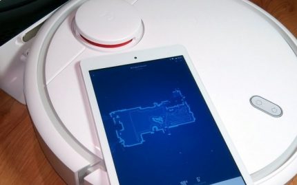 Para sa remote control kailangan mong i-download ang application sa iyong smartphone Pagkontrol ng isang robot gamit ang isang smartphone