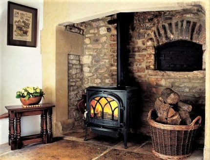 Cast iron kalan para sa pagpoproseso ng kahoy Cast iron stove sa interior