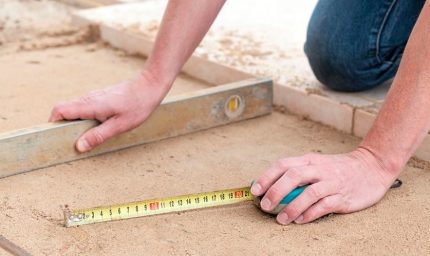 Όταν τακτοποιείτε την περιοχή των τυφλών, το επίπεδο κατασκευής είναι χρήσιμο Υποστήριξη πάχους