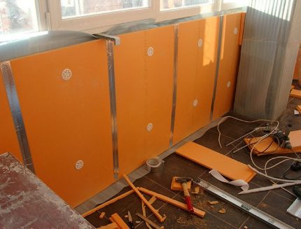 Varmeisolering med EPS-plater ved veggseksjonen under vinduene EPS-plater under vinduer