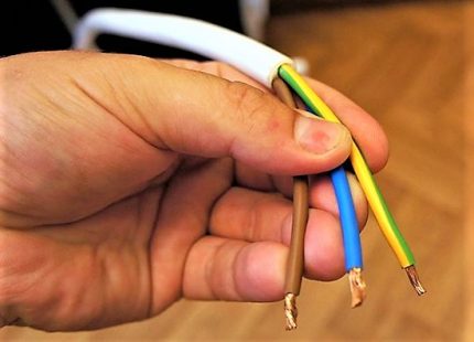 Color marking of wires in a three-wire cable Color-coded three-core cable