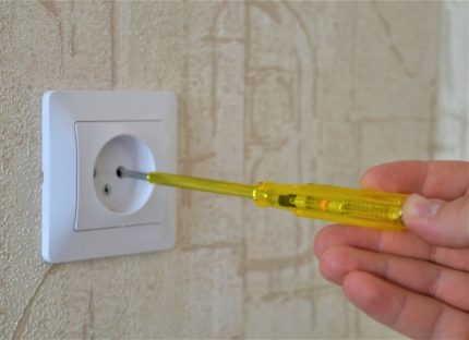 Definition of phase and zero in the socket by the indicator Use of indicator screwdriver