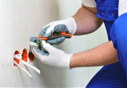 Compliance with safety during electrical work Protective rubber gloves