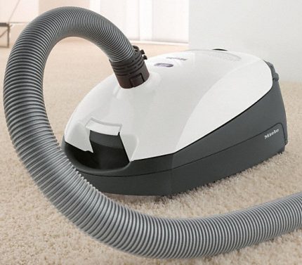 Ang hitsura ng tanyag na modelo Miele SBAD0 Classic C1 PowerLine Miele SBAD0 Classic