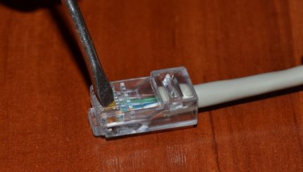 Utilisation d'un tournevis pour sertir les conducteurs de câble Tournevis plat serti