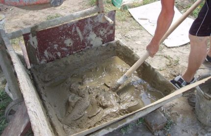 Preparació de morter de formigó per a la fonamentació Barreja de formigó