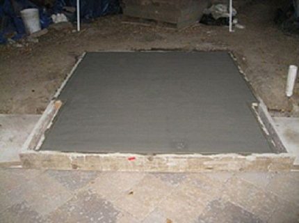 Preparació de la base per apilar correctament el fogó de maó amb l'estufa Anivellant el fonament de l'estufa