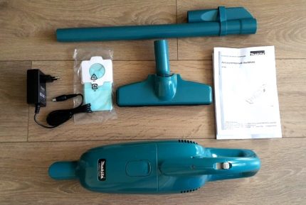 Komplett sett med den vertikale støvsugeren fra Makita-merke Demontert vertikalt Makita-støv