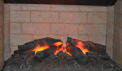 Brennprozess für künstliches Holz Kamin brennt zum Reinigen von Kaminen