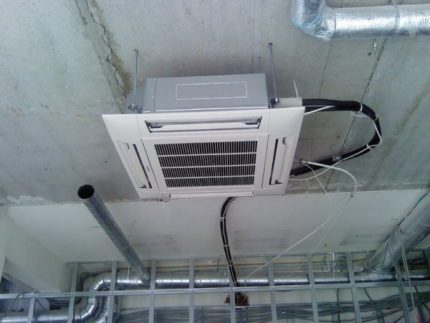 Vidaus įrenginių montavimo procesas Vežami elektrikai iš vidaus įrenginio