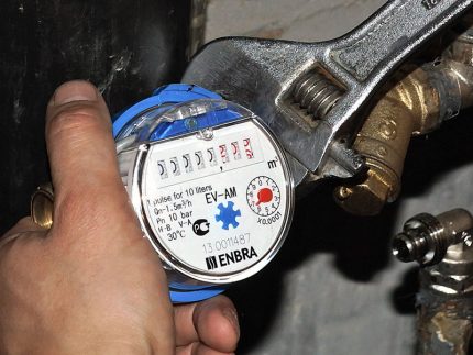 Installing a cold water meter Installation of new measuring equipment