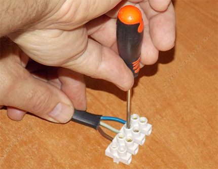 Tightening Connector Screws Conductor clamping procedure
