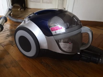 Pembersih vakum LG2000w