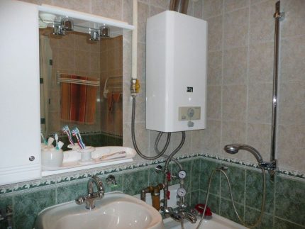 Chauffe-eau au gaz dans la salle de bain Chauffe-eau au gaz dans la salle de bain