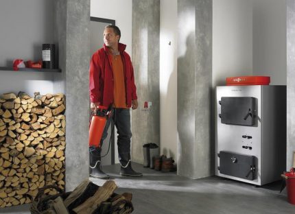 Malawak na silid ng boiler para sa pag-iimbak ng kahoy na panggatong Solid na kahusayan ng boiler ng gasolina