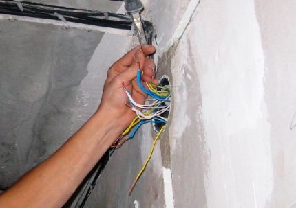 Tavan bağlantı kutusu Bağlantı kutusunun montajı