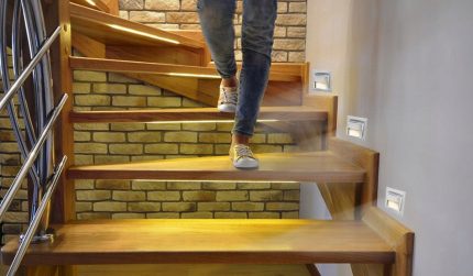 Merdivenlerde LED ışıklar LED merdiven aydınlatması