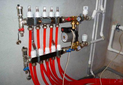 Equipement standard d'un collecteur d'un plancher isolé thermiquement à l'eau Le collecteur est monté sur le mur
