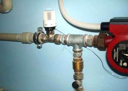 Thermostat sur le tuyau du système de chauffage de l'eau Thermostat sur le tuyau