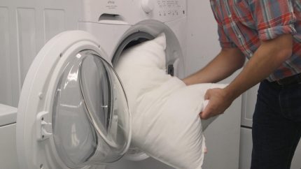 Placement d'un oreiller avec un tambour de lavage Oreillers de lavage dans une machine à laver
