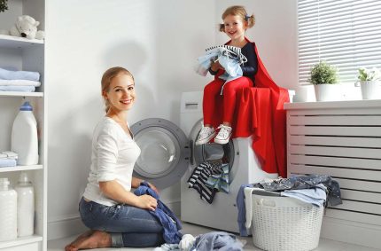 Pour laver les affaires des enfants, les marques proposent des programmes séparés Maman, bébé et machine à laver