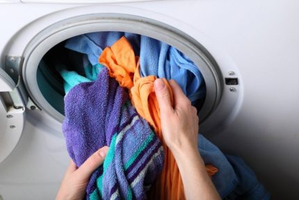 Linge légèrement humide après essorage Blanchisserie dans la machine à laver