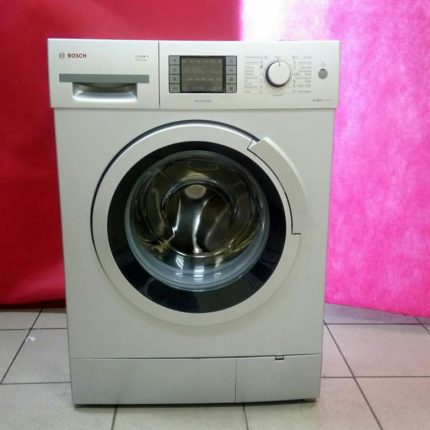 Lavage de marque Bosch en blanc La machine à laver d'un célèbre fabricant