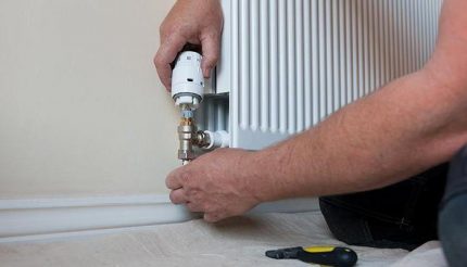 Montage de la tête thermique au bas du radiateur Soufflet rempli de gaz