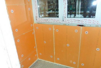 Фиксиране на експандиран полистирол отвътре при извършване на изолация от лоджия Монтаж на експандиран полистирол върху лоджия