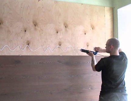Довършване на изолираната стена отвътре Последният процес на декорация на стени