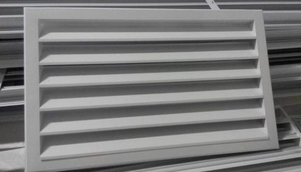Grelha de ventilação externa de metal