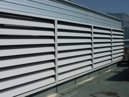Grelha de ventilação atenuadora de ruído