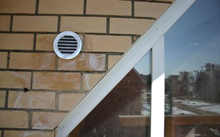 Grelha de ventilação externa de metal